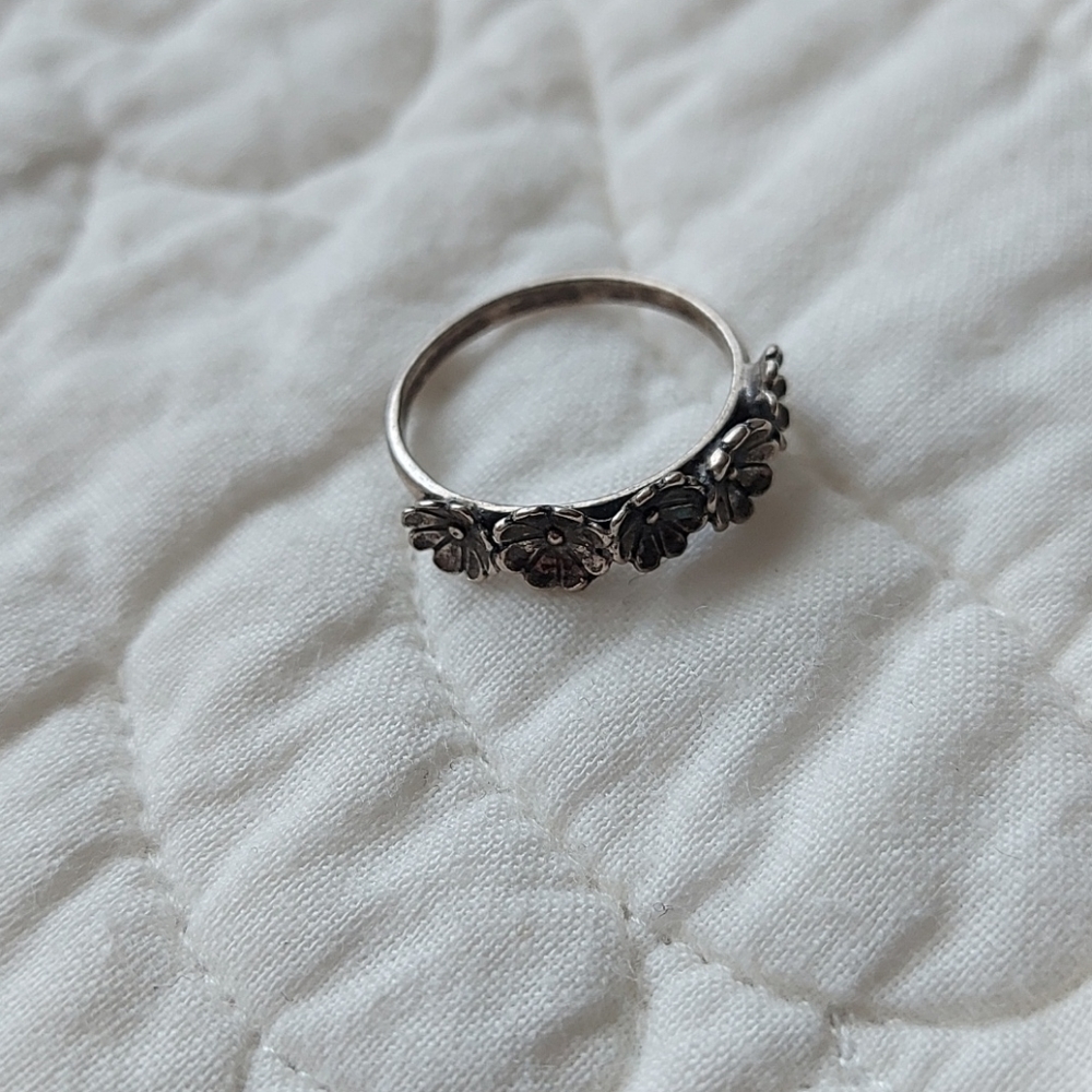 Sterling silver floral ring - Picture 1 of 3